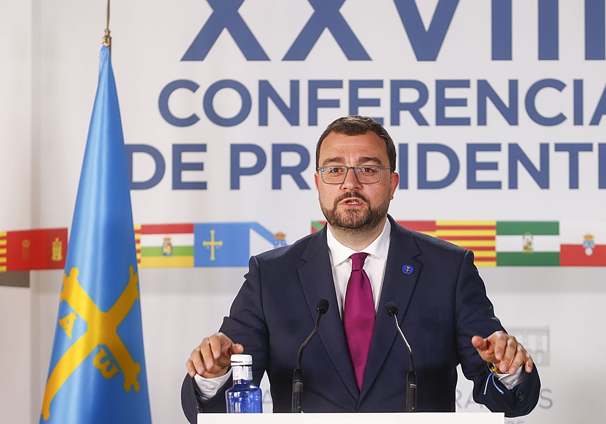 El presidente de Asturias, Adrián Barbón, en la última conferencia de presidentes, en junio.