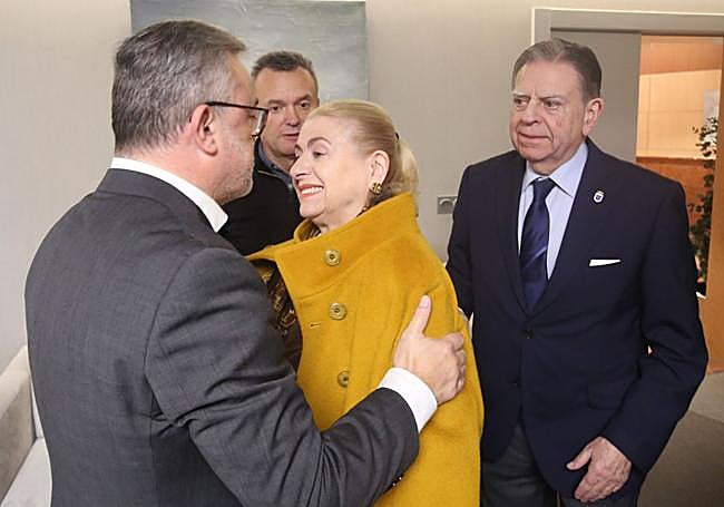 El alcalde de Oviedo, Alfredo Canteli, llegaba a la capilla ardiente acompañado de su esposa Marta.