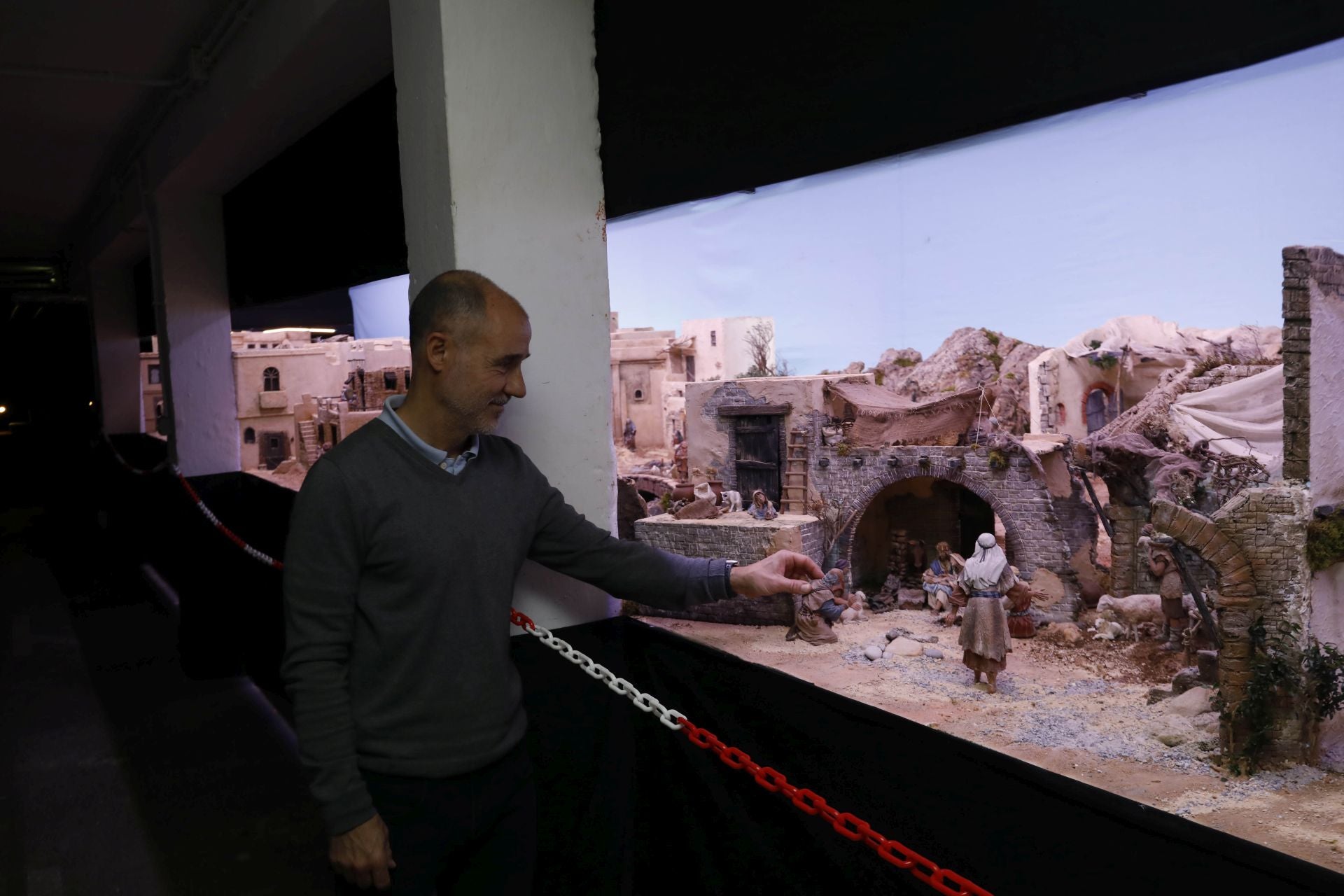 Eusebio de la Vega, ante el belén, al que se accede por Sagrado Corazón.