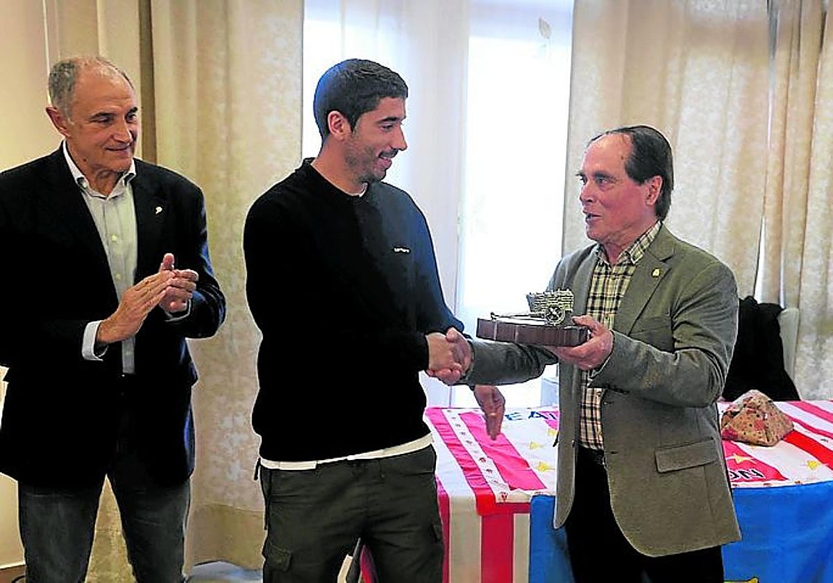Serafín Cifuentes, presidente del colectivo, entregando el 'Carro del País' a Cote en presencia de Joaquín, socio de honor de la peña.