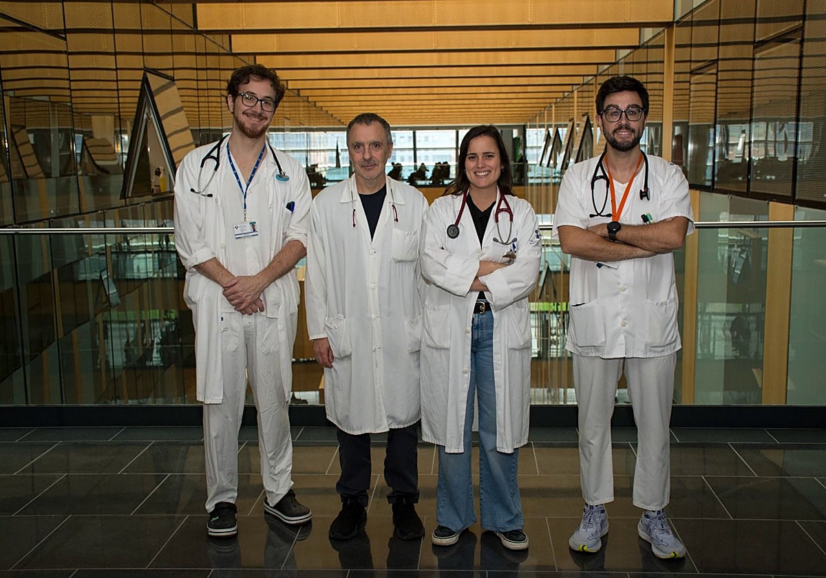 De izquierda a derecha, los neumólogos de área del Pulmón del HUCA, Guillermo López-Arranz, Ramón Fernández y los jefes de sección Inés Ruiz y Pablo Lozano.