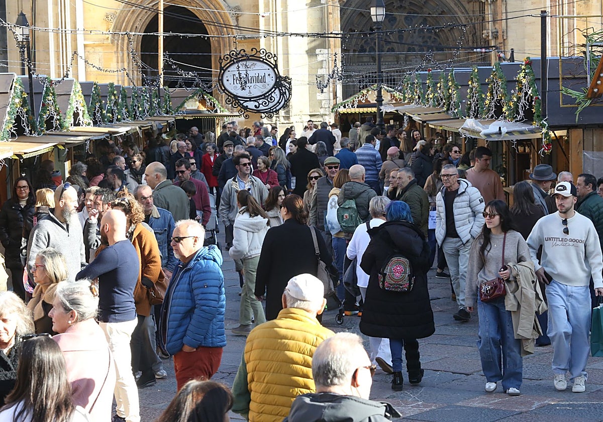 El mercadillo navideño de Oviedo, lleno de gente.