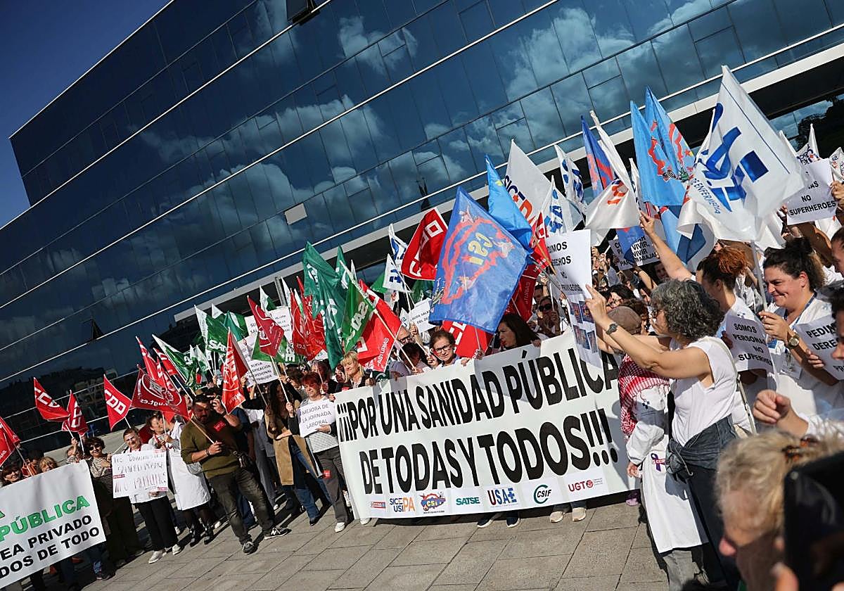 Protesta de sanitarios ante el HUCA contra el estatuto que tuvo lugar el pasado mes de octubre.
