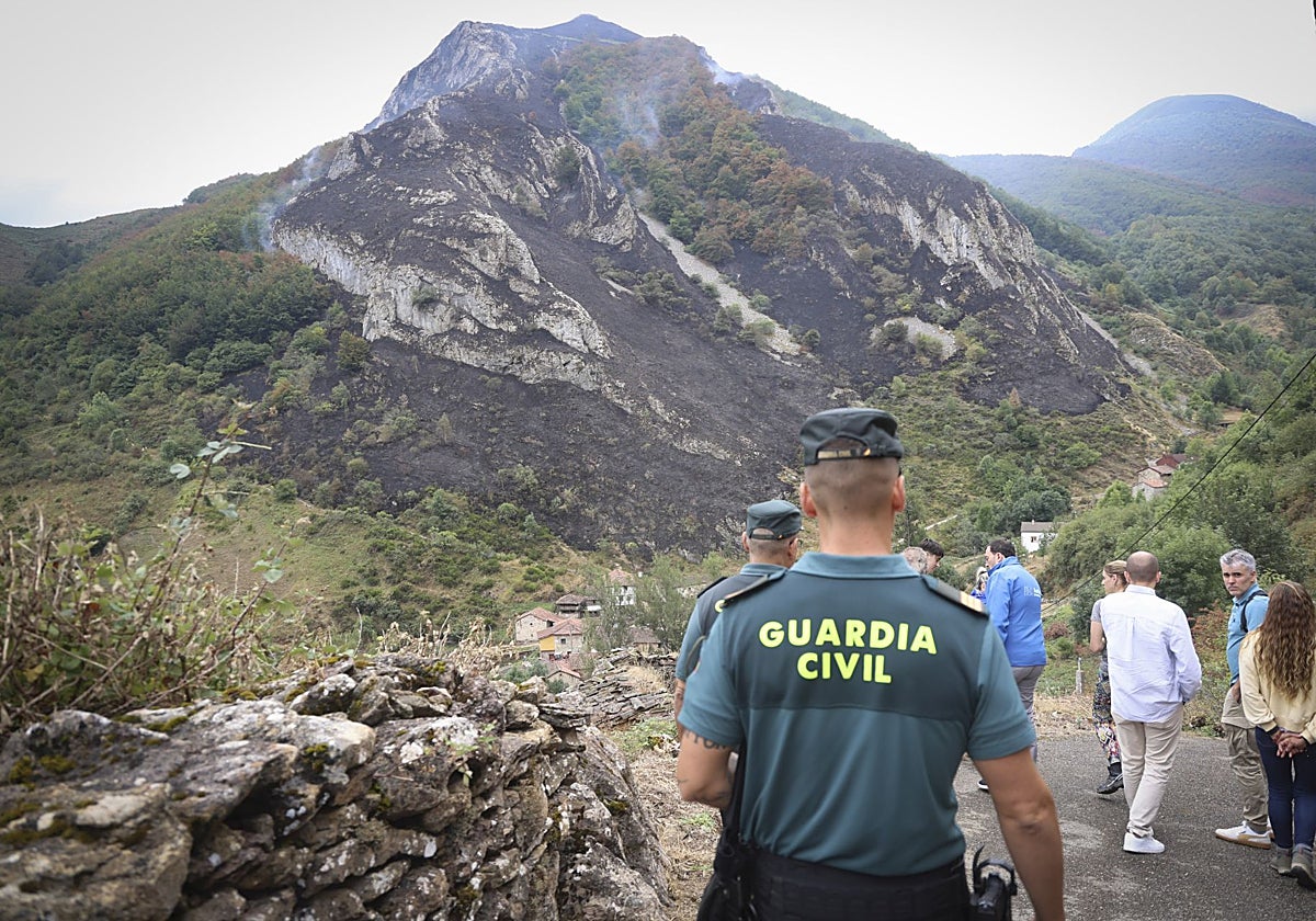 Agente de la Guardia Civil observando un incendio en Somiedo, el pasado verano.