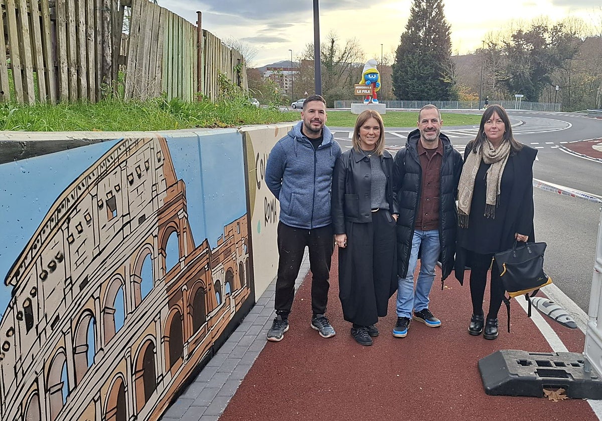 El artista sevillano Fabián Bravo 'Kato' junto a la edil de Educación, Juventud e Igualdad, Eva Iglesias; el alcalde de Siero, Ángel García, y la técnica municipal Ana Díaz, junto al nuevo mural de arte urbano en la entrada a Pola de Siero