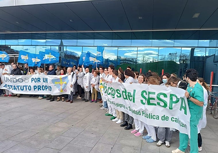 Protesta de sanitarios esta mañana en el HUCA.