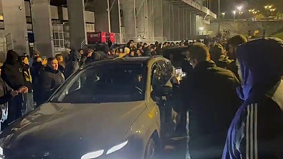 Más de un centenar de aficionados del Real Oviedo increpan duramente a la directiva