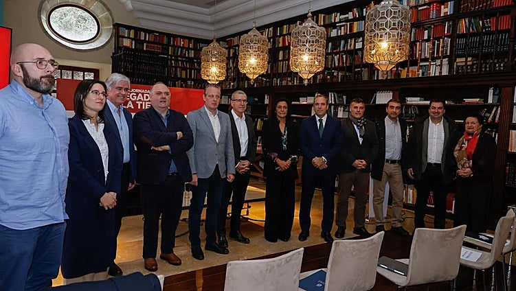 Participantes en la jornada Pegados a la Tierra organizada por EL COMERCIO en Cangas del Narcea.