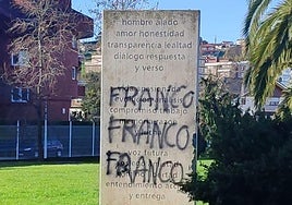 Las pintadas en el monolito de recuerdo a Guillermo Ballina.