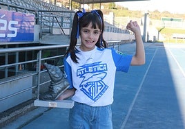 Claudia García posa en el estadio Yago Lamela con la camiseta de la Atlética Avilesina y su último trofeo.