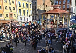 Público que se congregó en la plaza del Ayuntamiento, en Sotrondio.