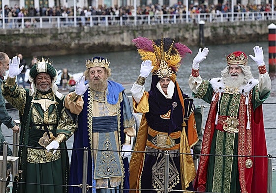 Gaspar, Baltasar, el príncipe Aliatar y Melchor, llegando al Puerto Deportivo de Gijón el pasado 5 de enero.
