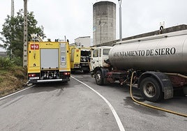 Sumnistro de agua con cubas en el depósito de La Fresneda tras una rotura.