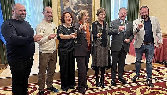 El alcalde de Sariego, Saúl Bastián, el de Siero, Ángel García; la presidenta de la Federación Asturiana de Concejos, Cecilia Pérez, la alcaldesa de Avilés, Mariví Monteserín, la de Gijón, Carmen Moriyón, el regidor de Oviedo, Alfredo Canteli, y el de Mieres, Manuel Ángel Álvarez en el brindis navideño que se celebró en el Consistorio gijonés.