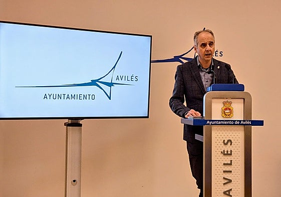 El concejal de Formación y Empleo, Educación y Deportes del Ayuntamiento de Avilés, Juan Carlos Guerrero, presentó en rueda de prensa el presupuesto para 2026 de sus tres áreas.