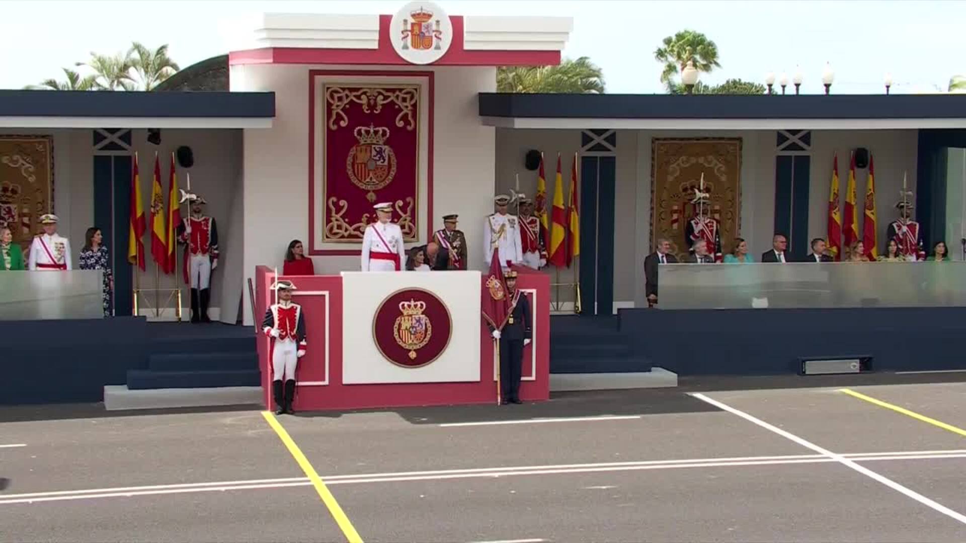 Miles de personas salen a las calles para celebrar junto a Reyes el Día de las Fuerzas Armadas