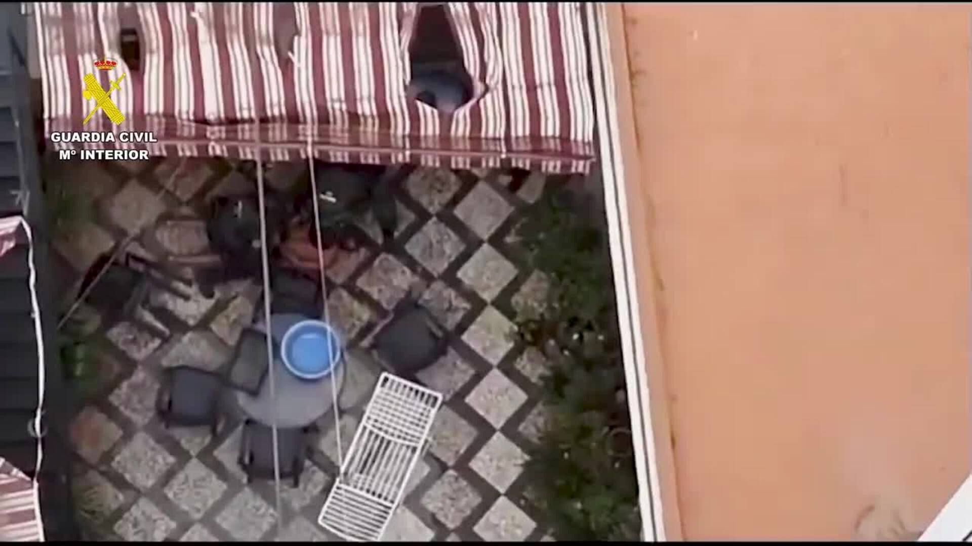 A prisión por amenazar con un arma de fuego a su expareja y huir por la azotea en Benacazón