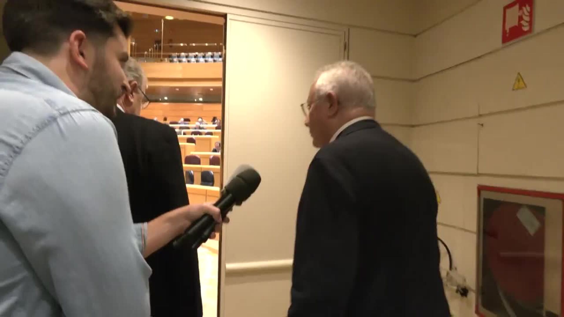 El Senado capta a Javier Arenas (PP) fumando un váper en su escaño y él lo niega