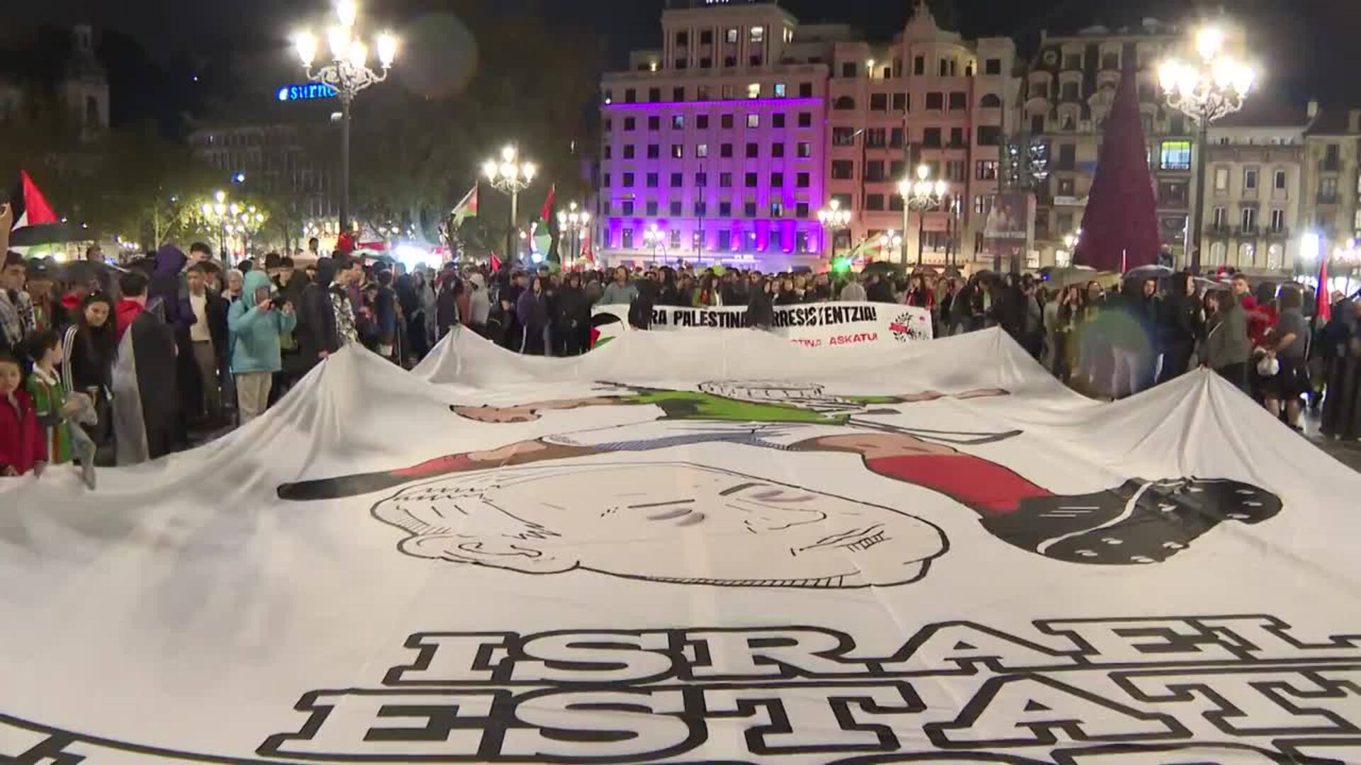 Decenas de miles de personas se congregan en las calles de Bilbao antes del Euskadi - Palestina
