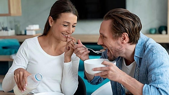 Laura Pire, nutricionista: «Con lo que ha sobrado de los dulces navideños podemos hacer barritas energéticas de mejor calidad»