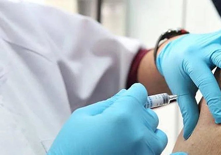 Los efectos de la vacuna contra el herpes zoster que reciben más de 20.000 asturianos al año