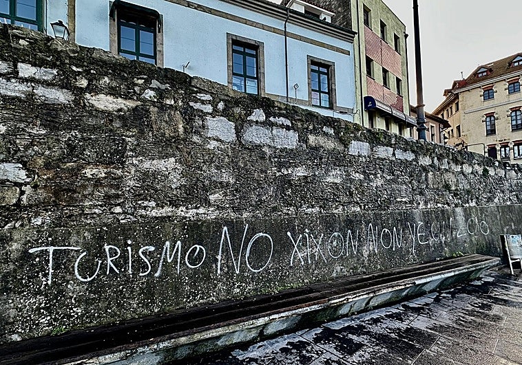 Pintada contra el turismo en el entorno de la Cuesta del Cholo, en Gijón