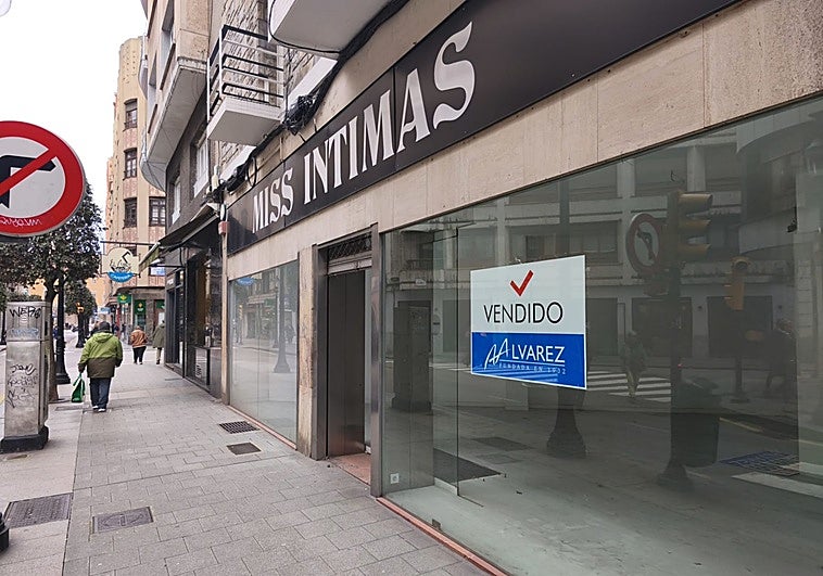 La calle Menéndez Valdés, en Gijón, se reactiva con la reapertura de tres locales vacíos