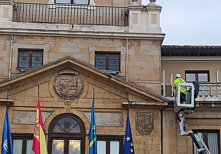 Reparan la fachada del Ayuntamiento de Oviedo tras la caída de parte de la balaustrada