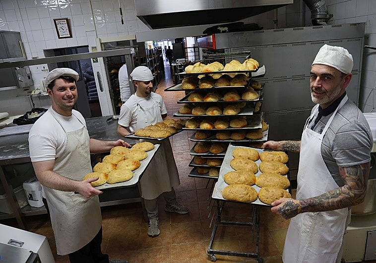 Miles de bollos de Comadres dan un sabor «muy rico» a La Pola