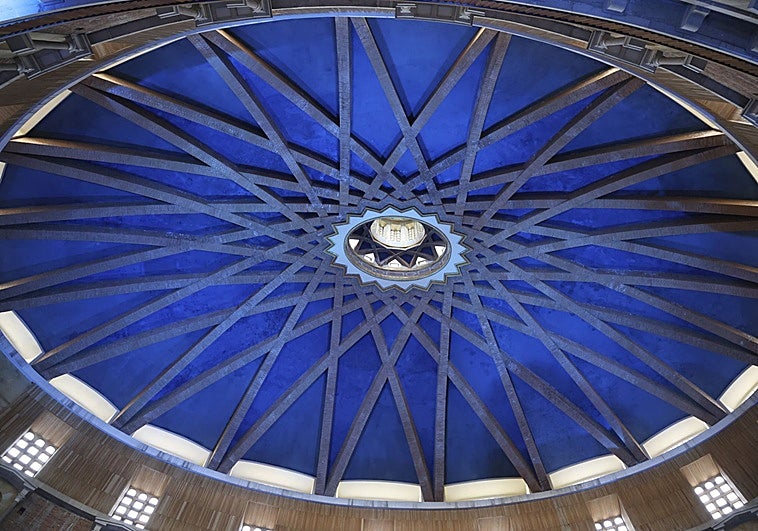 La universidad que «siempre miró al cielo» vuelve a lucir la cúpula de su iglesia