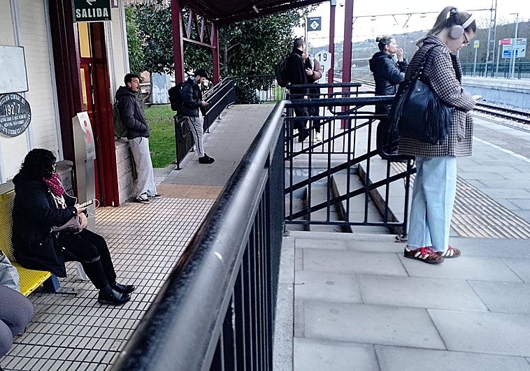 Las cercanías de Asturias inician el día con la mitad de las líneas cerradas por caídas de árboles