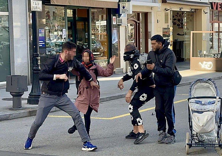Una reyerta entre ciudadanos marroquíes en pleno centro de Gijón acaba con varios heridos