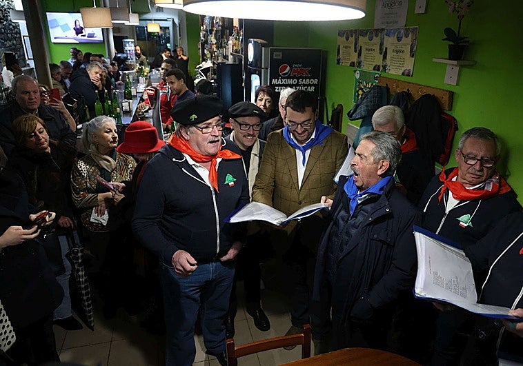 Revilla disfruta en los Cancios de Chigre de La Pola con Barbón: «No lo hago bien, pero canto»