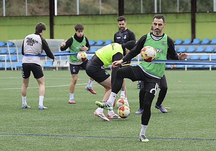 La defensa del Real Avilés, en cuadro para visitar al Celta Fortuna