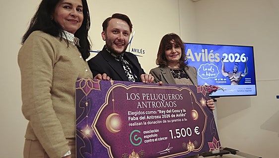 Los Peluqueros Antroxaos donan sus 1.500 euros a la Asociación contra el Cáncer