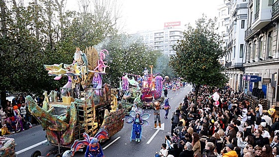 Oviedo se sumerge en su Carnaval más colorido
