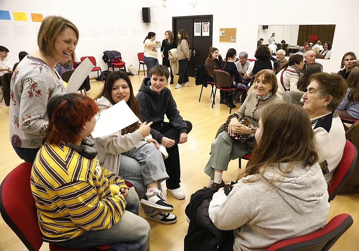 Jóvenes y mayores se unen para luchar contra la soledad no deseada en ...