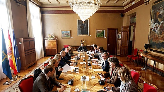 Vox vuelve a frustrar el apoyo del Parlamento de Asturias al 8M