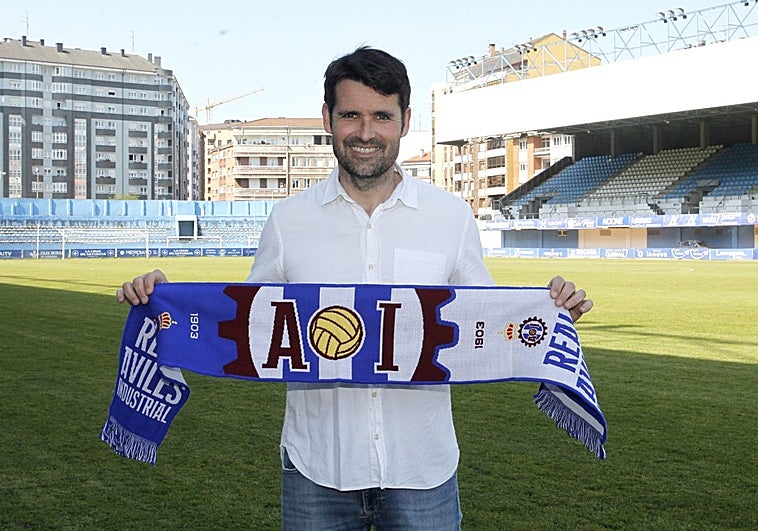 Lolo Escobar, entrenador del Real Avilés: «Somos un buen equipo y vamos a conseguir el objetivo tranquilamente»