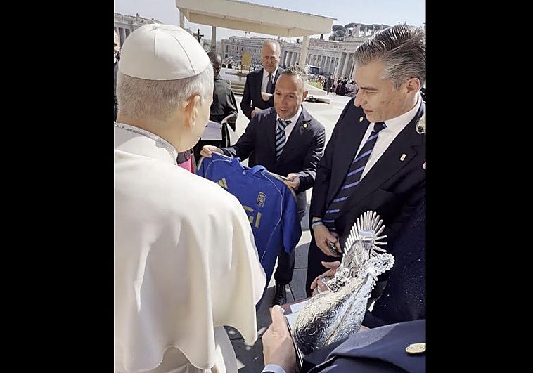 El Papa ya tiene su camiseta del Real Oviedo y a la Santina: así fue el encuentro en Roma