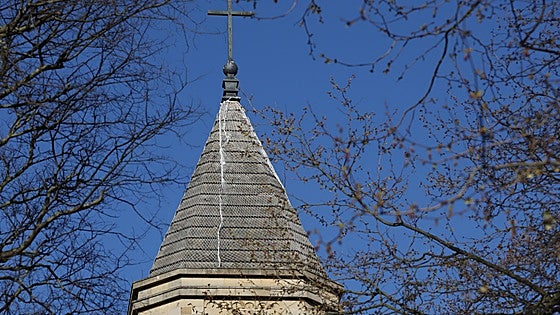 El pináculo de la iglesia de San Pedro de Gijón será seccionado y cambiado por otro de menor peso e igual aspecto