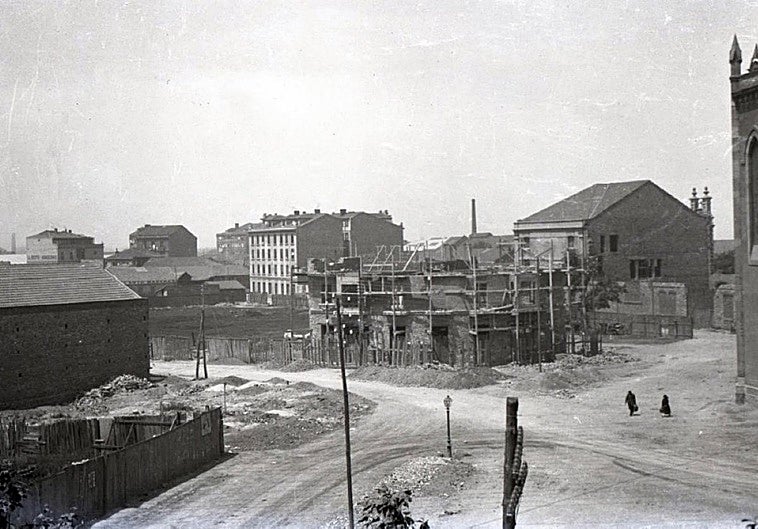 Importantes edificios sobre un humedal