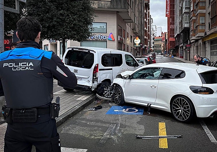 Investigan el choque de un coche, que abandonaron en el centro de Gijón, contra tres vehículos