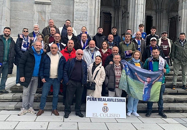 De los cánticos a las caras largas y el miedo al descenso en la afición del Real Avilés