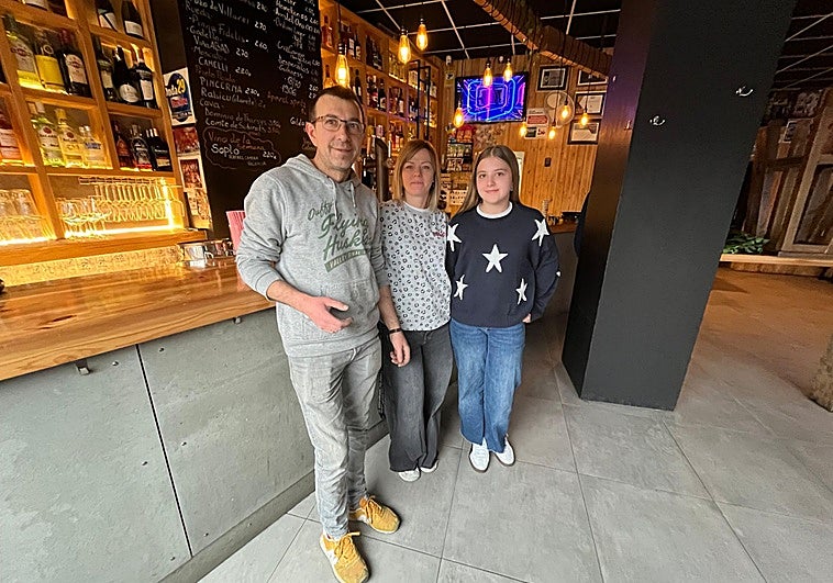 Reabre el bar Amigo, en Pola de Siero, tras reparar los daños del incendio