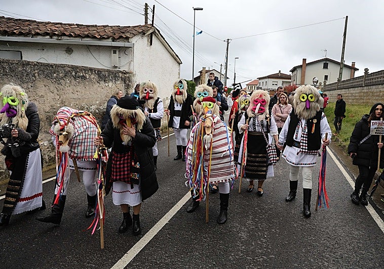 Valdesoto dice adiós al invierno guardando la tradición de los mazcaraos