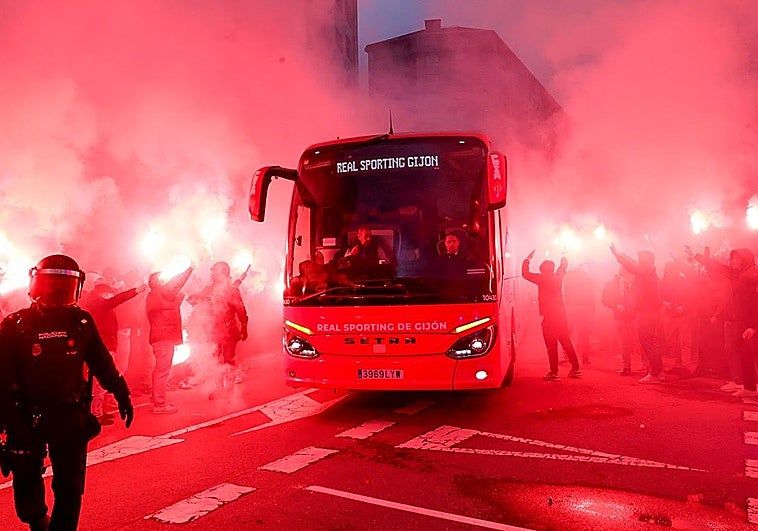 La afición vitorea al Sporting y abuchea a Orlegi antes del partido contra el Dépor