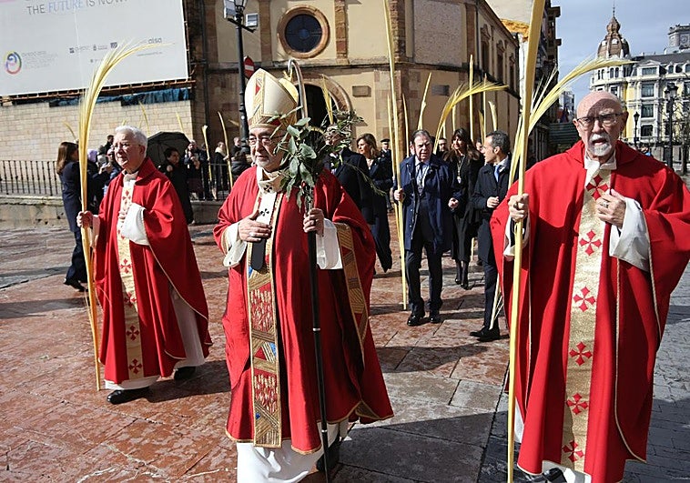 Un Domingo de Ramos multitudinario en Oviedo, que reivindica ser referente de la Semana Santa
