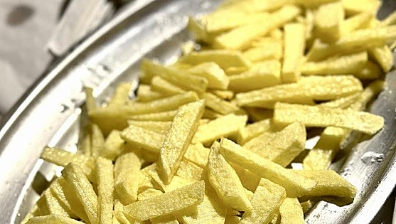 Patatas fritas: trucos para evitar que se peguen al freírlas