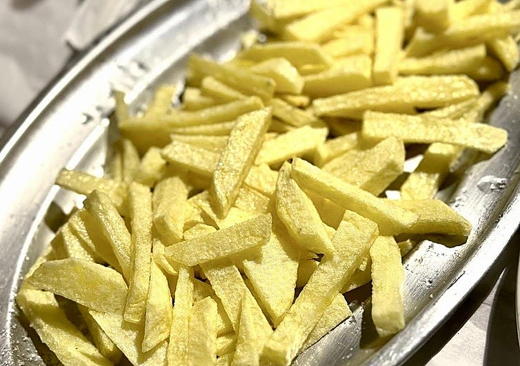 Patatas fritas: trucos para evitar que se peguen al freírlas